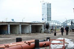 Spīķeru kvartāla rekonstrukcijas darbos atjauno tuneli, uzstāda margas gar Krasta ielu, izbūvē pakāpienus uz Daugavu