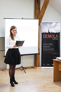 Rīgas domes Pilsētas attīstības departamenta pārstāvji sveic studentus „Demola Latvia” rudens sezonas atklāšanā.