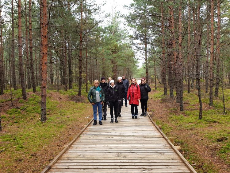Projekta LIFE CoHaBit ietvaros dabas parkā “Piejūra” viesojās Eiropas Komisijas atbalstītu projektu uzraugošās institūcijas