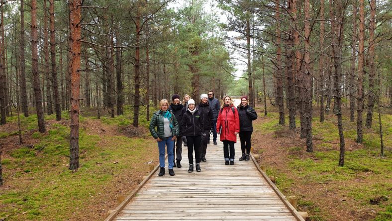 Projekta LIFE CoHaBit ietvaros dabas parkā “Piejūra” viesojās Eiropas Komisijas atbalstītu projektu uzraugošās institūcijas