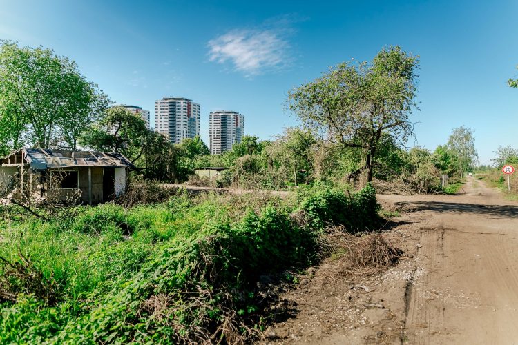Skanstes bijušo mazdārziņu teritorijā mītošajiem sociāli mazaizsargātajiem rīdziniekiem atrastas jaunas mājas