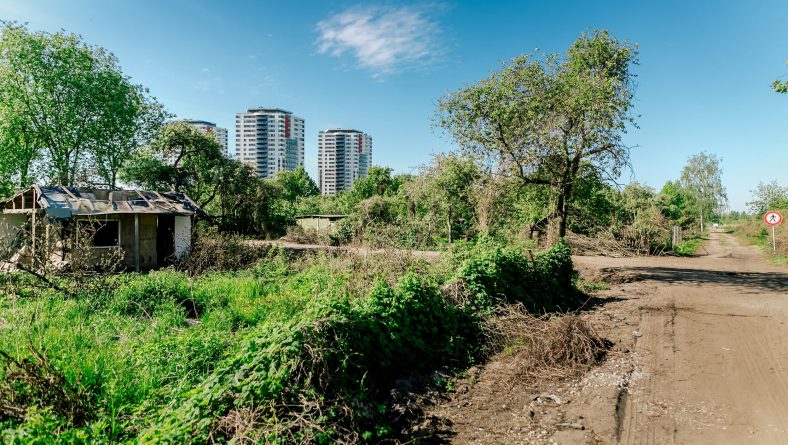 Skanstes bijušo mazdārziņu teritorijā mītošajiem sociāli mazaizsargātajiem rīdziniekiem atrastas jaunas mājas