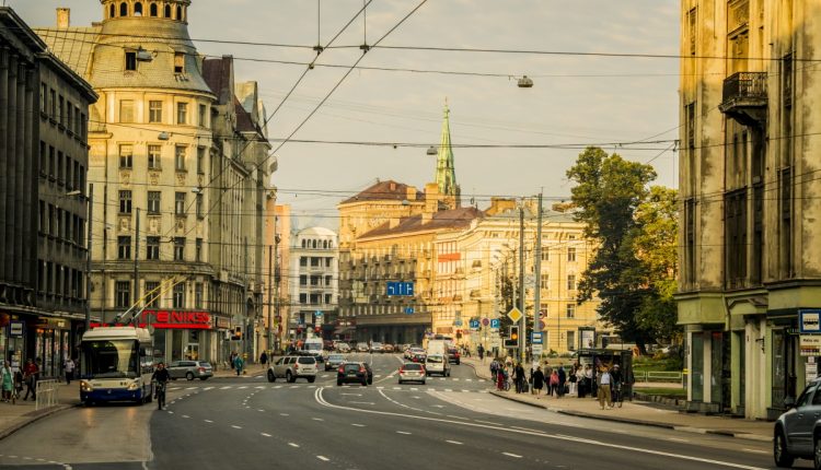 Aptauja: vairākums rīdzinieku garāku gabalu pārvarēšanai izmanto sabiedrisko transportu, iet kājām un brauc ar velosipēdu