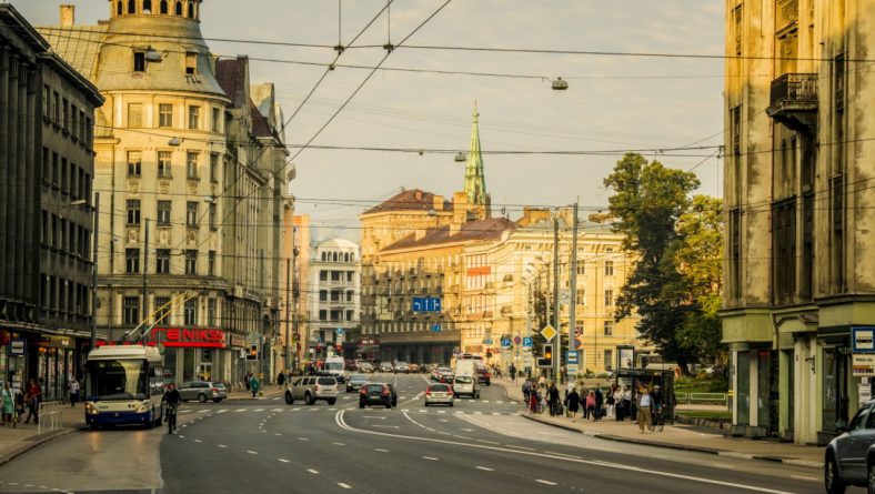 Aptauja: vairākums rīdzinieku garāku gabalu pārvarēšanai izmanto sabiedrisko transportu, iet kājām un brauc ar velosipēdu