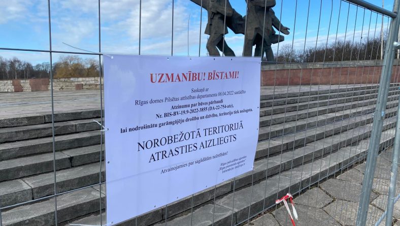 Pieminekļa komplekss Uzvaras parkā atzīts par nedrošu; pašvaldība to norobežo