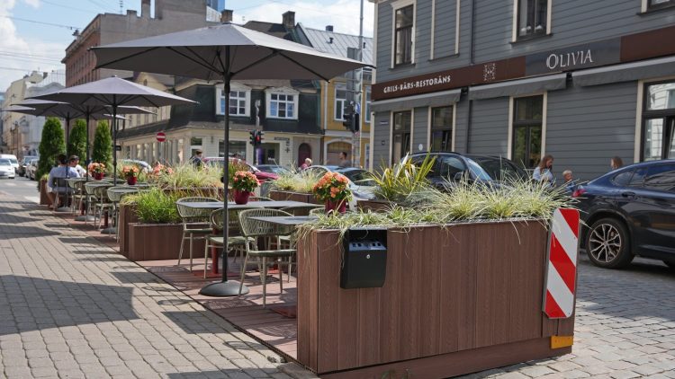 Rīgas pašvaldība vienkāršo ielu tirdzniecības un terašu prasības uzņēmējiem