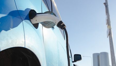 Rīgas pašvaldība iznomās 20 zemes gabalu daļas elektrotransporta uzlādes staciju izbūvei